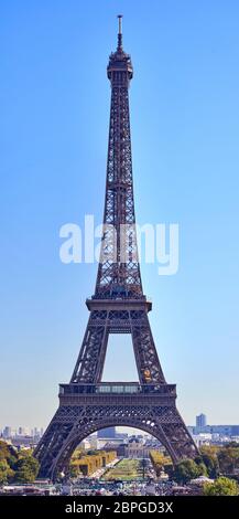 La Tour Eiffel à la lumière du jour depuis une vue de loin. Gros plan. Paris, France Banque D'Images