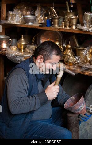 Le travail et le débosselage du cuivre ont été une tradition et un moyen de vivre pendant de nombreuses générations dans le petit village de Lahic en Azerbaïdjan Banque D'Images