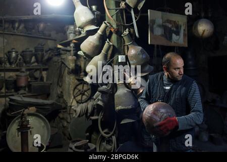 Le travail et le débosselage du cuivre ont été une tradition et un moyen de vivre pendant de nombreuses générations dans le petit village de Lahic en Azerbaïdjan Banque D'Images