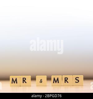 LES mots MR et MRS sont écrits dans un cube sur fond blanc et les blocs de lettres sont arrange en mots MR et MRS, pour ajouter du texte ou d'autres images ou des Banque D'Images