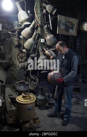 Le travail et le débosselage du cuivre ont été une tradition et un moyen de vivre pendant de nombreuses générations dans le petit village de Lahic en Azerbaïdjan Banque D'Images