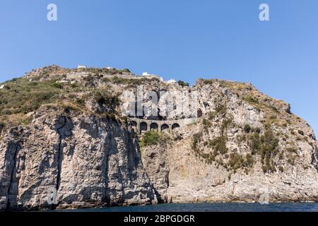 Route touristique de Sorrento à Salerne le long de la côte amalfitaine. Campania, Italie Banque D'Images