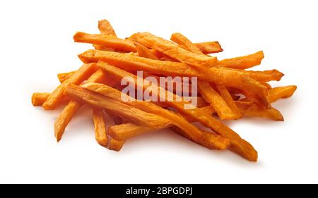 La pile ou pile de spicy sweet potato french fries ou jetons sur fond blanc. Banque D'Images