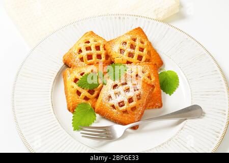 Peu de lattice-surmontée de tartes avec remplissage d'abricot Banque D'Images