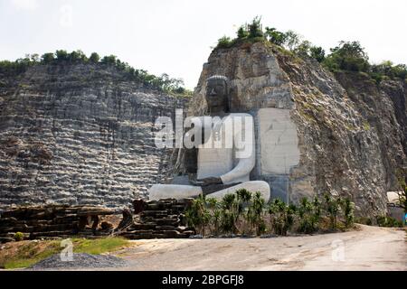 SUPHAN BURI, THAÏLANDE - OCTOBRE 28 : le grand bouddha sculptant sur la falaise de pierre de Wat Khao Tham Thiam pour les thaïlandais visite de voyage et respect prier à U Thong Banque D'Images