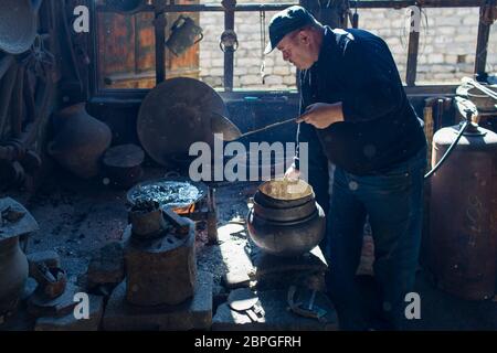 Le travail et le débosselage du cuivre ont été une tradition et un moyen de vivre pendant de nombreuses générations dans le petit village de Lahic en Azerbaïdjan Banque D'Images