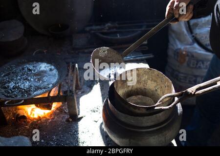 Le travail et le débosselage du cuivre ont été une tradition et un moyen de vivre pendant de nombreuses générations dans le petit village de Lahic en Azerbaïdjan Banque D'Images