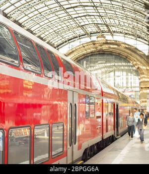 Les gens à bord du train à la gare centrale de Francfort. Allemagne Banque D'Images