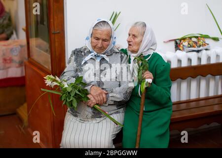 Biélorussie, ville de Gomil, 1er avril 2018. Église de ville. Dimanche des palmiers. Grands-mères russes. Deux vieilles femmes dans une église sur un banc. Banque D'Images