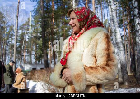 Biélorussie, la ville de Gomel, 09 mars 2019. Célébration Maslenitsa voir au large Winter.Russian femme dans un foulard et un manteau de fourrure. Banque D'Images