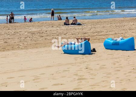 Bournemouth, Dorset, Royaume-Uni. 19 mai 2020. Météo au Royaume-Uni : après un début de journée nuageux, le soleil se lève pour un après-midi ensoleillé et chaud, avec des températures qui montent sur les plages de Bournemouth tandis que les amateurs de plage se dirigent vers le bord de mer pour profiter du soleil et des plages s'affairé. Crédit : Carolyn Jenkins/Alay Live News Banque D'Images