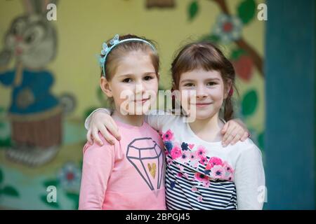 Biélorussie, ville de Gomil, 26 avril 2019. Jardin d'enfants dans la rue.Portrait de petites filles. Filles de jardin d'enfants à l'aire de jeux Banque D'Images