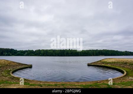 Rive artificielle dans Koknese parc Jardin de destins en Lettonie. Jardin de Destin est un ensemble architectural monumental sur l'Île de Ko Daugava Banque D'Images