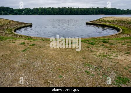 Rive artificielle dans Koknese parc Jardin de destins en Lettonie. Jardin de Destin est un ensemble architectural monumental sur l'Île de Ko Daugava Banque D'Images