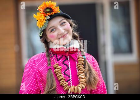 Biélorussie, la ville de Gomel, 09 mars 2019.Maslenitsa.vacances voyant l'hiver.russe fille à la vacances Maslenitsa. Banque D'Images