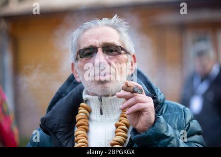 Biélorussie, la ville de Gomel, 09 mars 2019.Biélorussie, la ville de Gomel, 09 mars 2019.Maslenitsa.UN homme avec un cigare au festival Maslenitsa. Banque D'Images