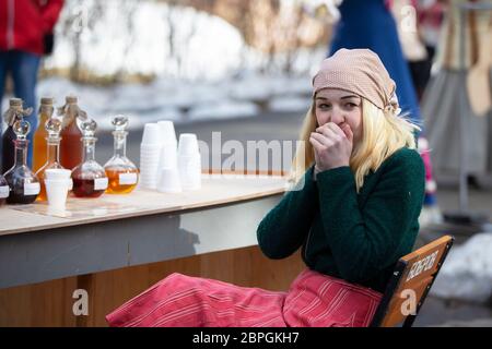 Biélorussie, la ville de Gomel, 09 mars 2019.Maslenitsa.vacances voyant l'hiver.UNE vendeuse gelée dans la rue. Banque D'Images