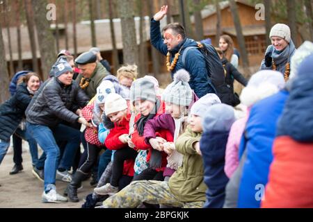 Biélorussie, la ville de Gomel, 09 mars 2019.Maslenitsa.vacances vue de l'hiver.Tug de guerre à Maslenitsa. Banque D'Images