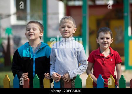Biélorussie, ville de Gomil, 26 avril 2019. Jardin d'enfants dans la rue. Trois garçons de la maternelle pour une promenade. Banque D'Images