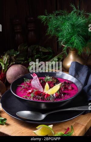 Un Borschtsch orientale avec la prière rouge classique Banque D'Images