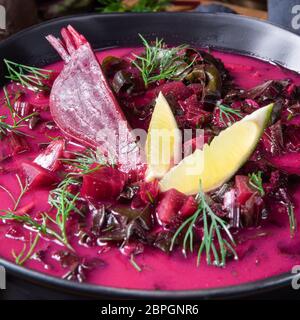 Un Borschtsch orientale avec la prière rouge classique Banque D'Images