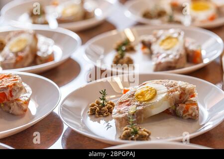 L'Aspic- gelée de lapin avec oeuf et légumes Banque D'Images