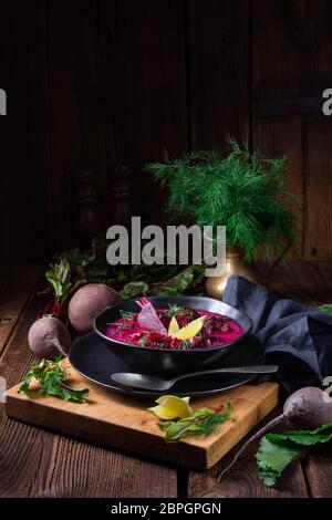 Un Borschtsch orientale avec la prière rouge classique Banque D'Images