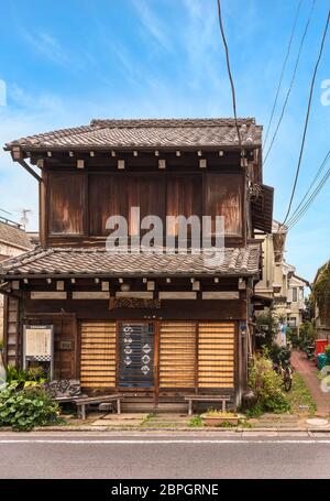 tokyo, japon - mars 30 2020: Ancienne usine japonaise de saké maison en bois dans le quartier de Hatsunecho de l'ère Meiji réhabilitée en rétro Old-Fashione Banque D'Images