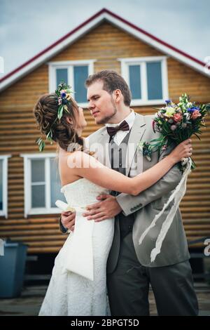 Mariée et le marié dans le fond de la chambre. Banque D'Images