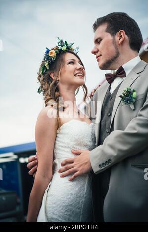 Mariée et le marié dans le fond de la chambre. Banque D'Images