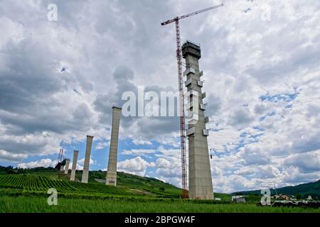 Zeltingen-Rachtig Allemagne - 30 juillet 2015 - Construction du pont sur la rivière Mosel (Hochmoselbrücke sur l'autoroute E42) en Allemagne Banque D'Images