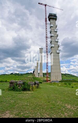 Zeltingen-Rachtig Allemagne - 30 juillet 2015 - Construction du pont sur la rivière Mosel (Hochmoselbrücke sur l'autoroute E42) en Allemagne Banque D'Images