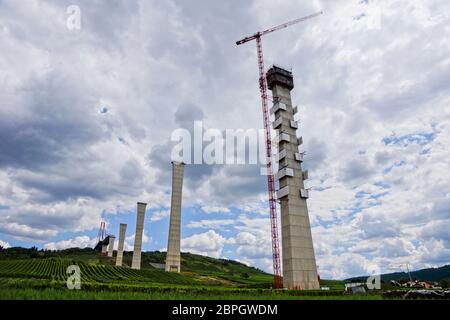 Zeltingen-Rachtig Allemagne - 30 juillet 2015 - Construction du pont sur la rivière Mosel (Hochmoselbrücke sur l'autoroute E42) en Allemagne Banque D'Images