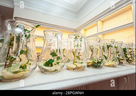 Rangées de carafe d'eau de style mojito avec citron vert, citron et menthe. Manger propre, régime. Banque D'Images