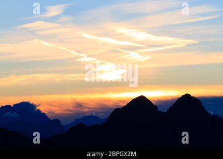 L'Italien panorama de montagnes à l'aube. 'Pale di San Martino' pics. Sport et plein air Banque D'Images