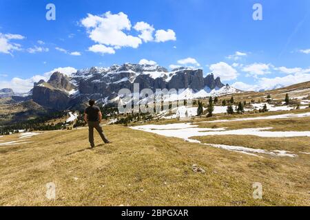 Sur le dessus de l'homme à la montagne à l'horizon. Panorama de montagne Dolomites italiennes. Célèbre Groupe de Sella sommets' Banque D'Images