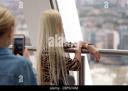 Londres, Royaume-Uni, 29 mai 2019 : Femme photographiant UNE femme Blonde avec son smartphone, vue aérienne de Skyscraper à Londres, Royaume-Uni, Europe Banque D'Images