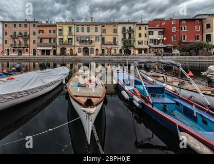 Lazise est une commune de la province de Vérone dans la région italienne de Vénétie située sur le lac de Garde Banque D'Images