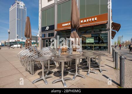 Cafe Einstein, Alexanderplatz, Berlin, Allemagne. Chaises empilées, tables vides - pendant la crise corona, seulement le café et les collations à emporter peuvent l'être Banque D'Images