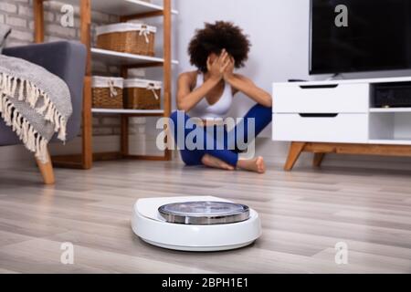 Balances pour qu'en face de pleurer Jeune femme assise dans le salon Banque D'Images