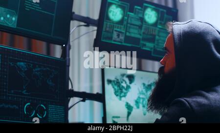 Vue latérale d'un cyber-terroriste barbu portant un sweat à capuche. Cyber-criminel dangereux. Banque D'Images