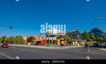 Des rues et des places vides à Berlin pendant la crise de la couronne. En raison de la pandémie de Covid-19, la ville semble déserte. Ici: Weltballon Banque D'Images