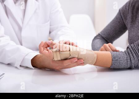 Close-up of main du médecin Contrôle des mains d'une femme Banque D'Images