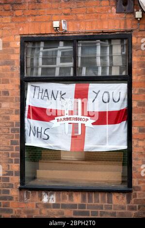 Soutien au drapeau anglais du NHS dans une vitrine de magasin pendant la pandémie Covid-19, Market Harborough, Leicester, Angleterre. Banque D'Images