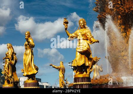 Moscou, Russie - le 13 août 2018 : VDNH fontaine de l'amitié des nations. Banque D'Images