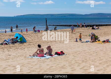 Bournemouth, Dorset, Royaume-Uni. 19 mai 2020. Météo au Royaume-Uni : après un début de journée nuageux, le soleil se lève pour un après-midi ensoleillé et chaud, avec des températures qui montent sur les plages de Bournemouth tandis que les amateurs de plage se dirigent vers le bord de mer pour profiter du soleil et des plages s'affairé. Crédit : Carolyn Jenkins/Alay Live News Banque D'Images