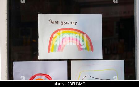 Soutien au panneau arc-en-ciel NHS dans une vitrine de magasin pendant la pandémie Covid-19, Market Harborough, Leicester, Angleterre. Banque D'Images