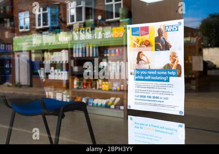 Affiche dans une vitrine de pharmacie pendant la pandémie Covid-19, Market Harborough, Leicestershire, Angleterre. Banque D'Images