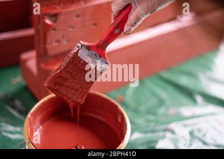 Peinture rouge à l'extérieur en été Banque D'Images