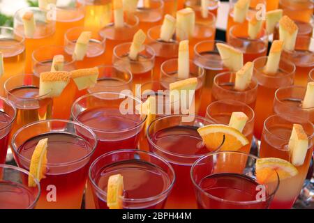 Cocktails aux couleurs vives et morceaux de melon dans un complexe tropical. Concept de vacances. Concept de vacances. Buvez en vacances. Joyeuses vacances d'été Banque D'Images